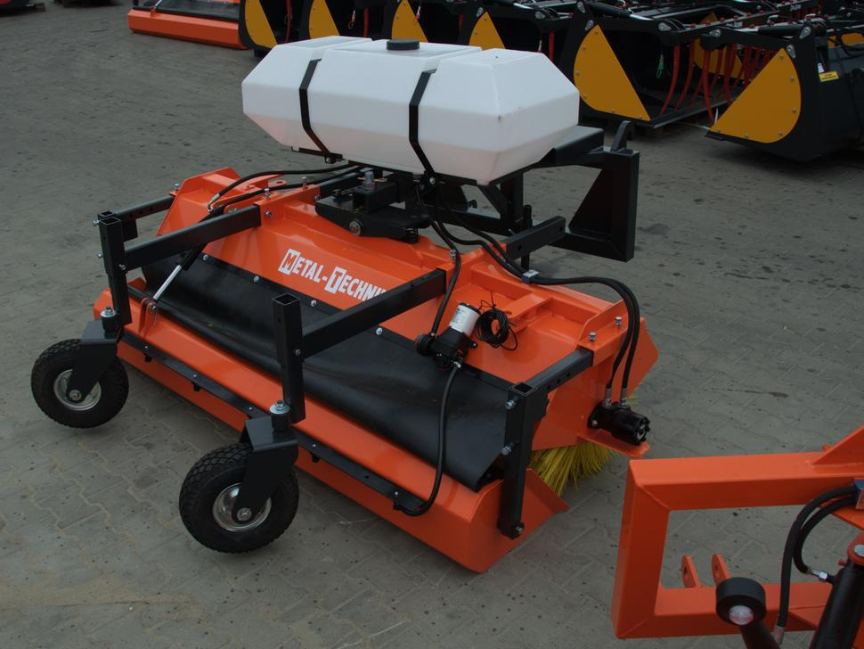 METAL-TECHNIK Kehrmaschine / Sweeper / Balayeuse / Spazzolatrice / Подметательно-уборочная машина / Zamiatarka 2 m - Børste til fejemaskiner for Frontlæsser til traktor: billede 4 METAL-TECHNIK Kehrmaschine / Sweeper / Balayeuse / Spazzolatrice / Подметательно-уборочная машина / Zamiatarka 2 m - Børste til fejemaskiner for Frontlæsser til traktor: billede 4