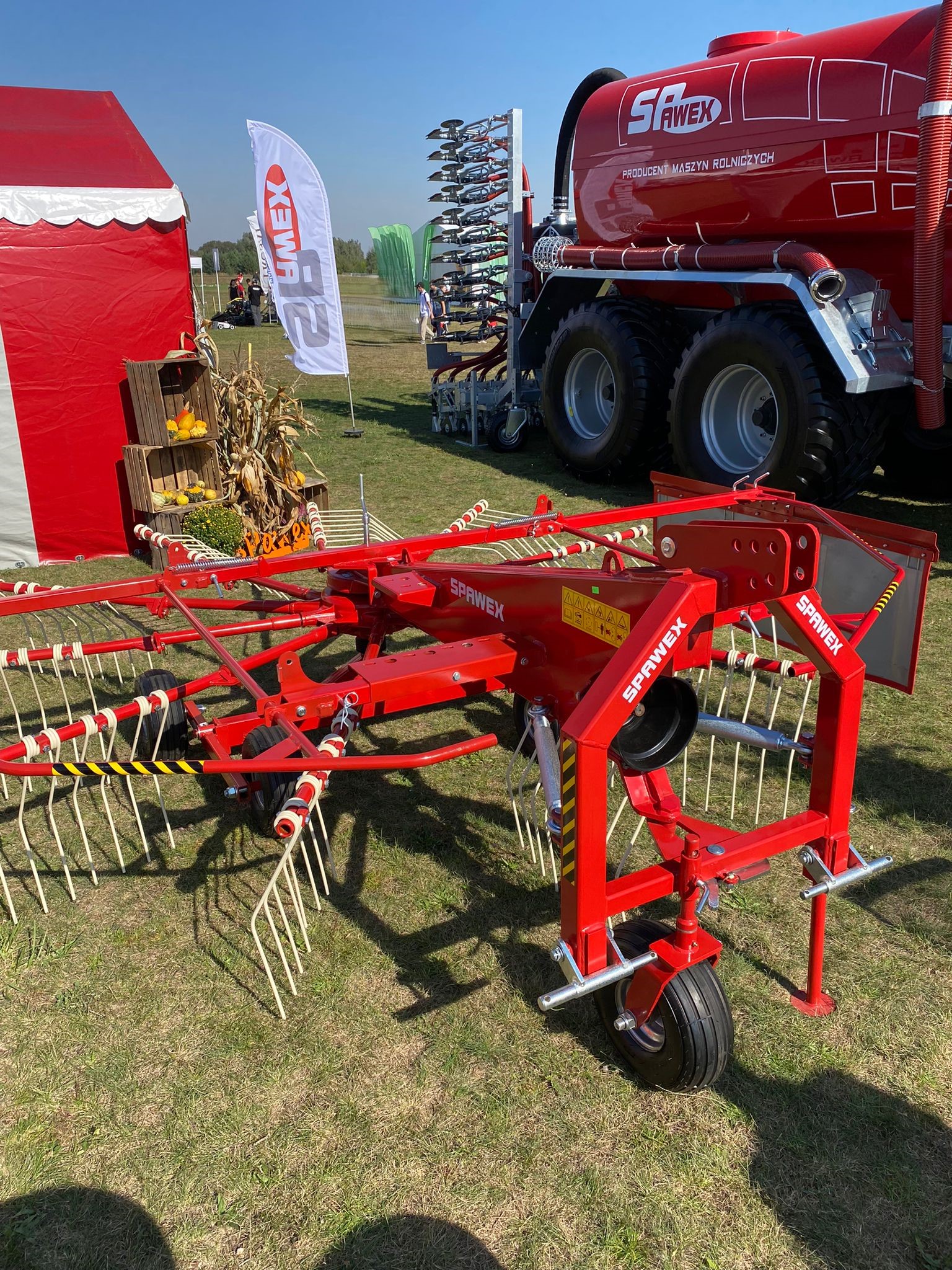 Spawex Kreiselschwader / Rake / Andaineur / Rastrillo / Rastrello / Zgrabiarka 4,5 m - Høvender: billede 2 Spawex Kreiselschwader / Rake / Andaineur / Rastrillo / Rastrello / Zgrabiarka 4,5 m - Høvender: billede 2