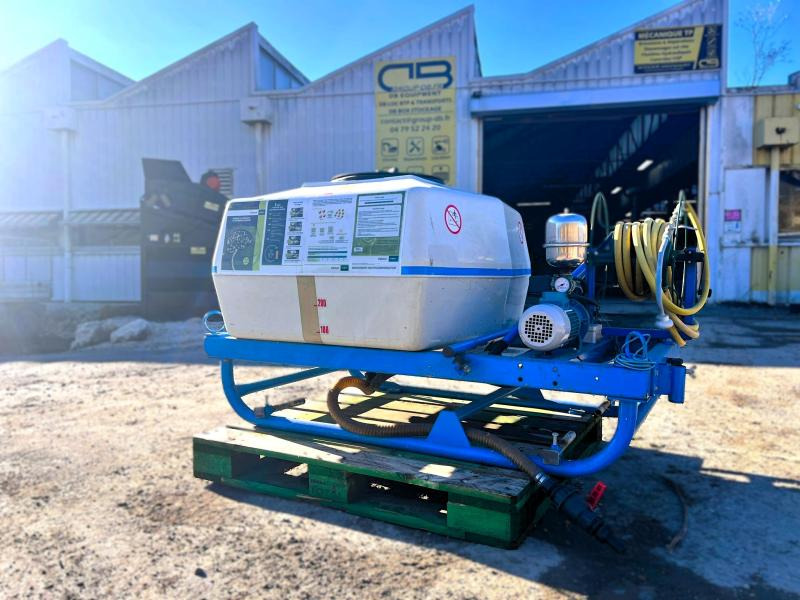 BLANCHARD CUVE D'ARROSAGE PULVERISATEUR AVEC POMPE ELECTRIQUE SUR BERCE (NET DE TVA) - Liftsprøjte: billede 1 BLANCHARD CUVE D'ARROSAGE PULVERISATEUR AVEC POMPE ELECTRIQUE SUR BERCE (NET DE TVA) - Liftsprøjte: billede 1