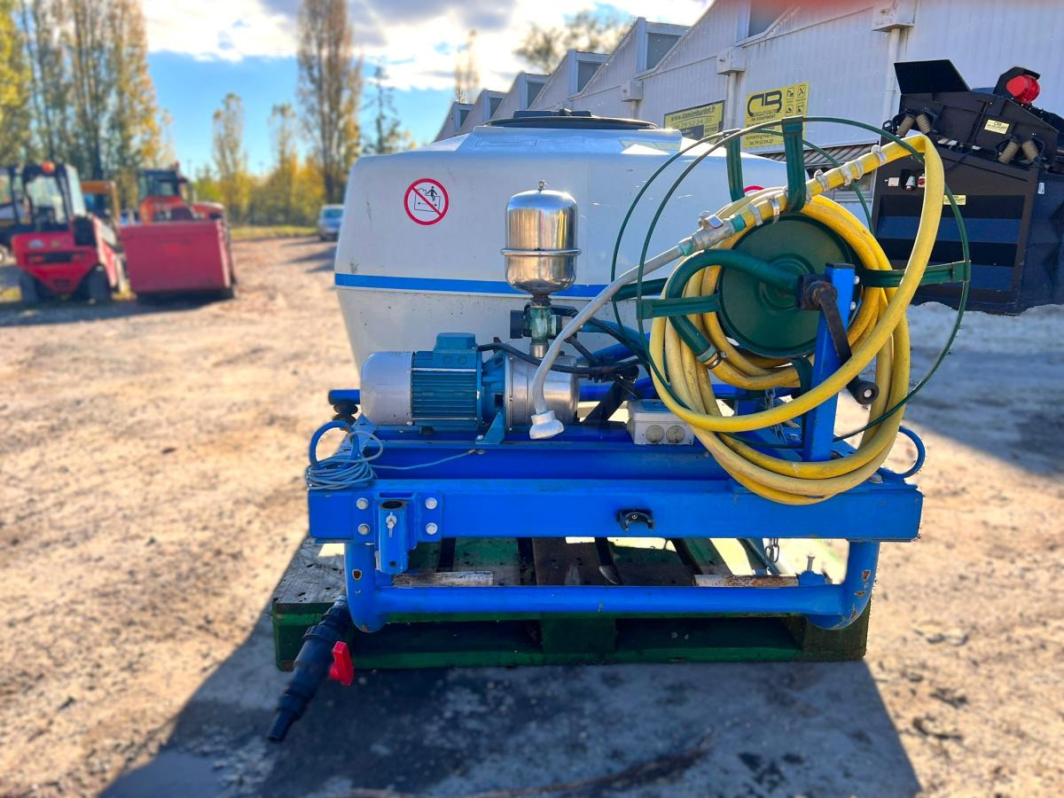 BLANCHARD CUVE D'ARROSAGE PULVERISATEUR AVEC POMPE ELECTRIQUE SUR BERCE (NET DE TVA) - Liftsprøjte: billede 2 BLANCHARD CUVE D'ARROSAGE PULVERISATEUR AVEC POMPE ELECTRIQUE SUR BERCE (NET DE TVA) - Liftsprøjte: billede 2