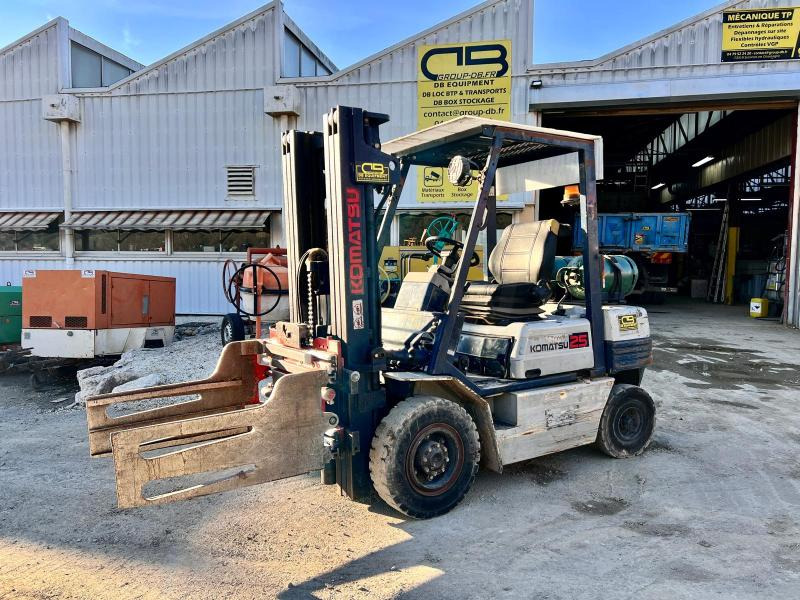 KOMATSU Chariot élévateur à gaz FG25T-11E (AVEC PINCE) - Gas gaffeltruck: billede 1 KOMATSU Chariot élévateur à gaz FG25T-11E (AVEC PINCE) - Gas gaffeltruck: billede 1