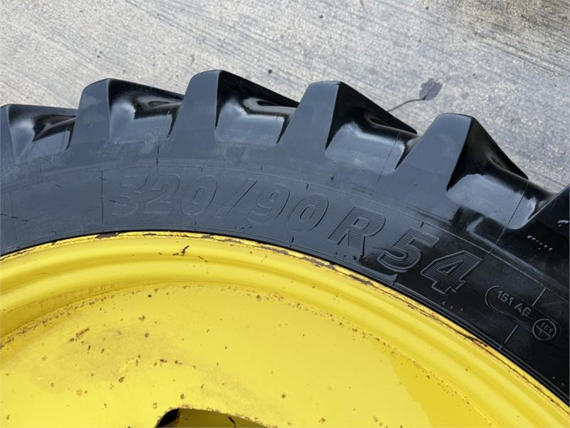 John Deere 320 Row Crop Wheels and Tyres - Landbrugsmaskine: billede 5 John Deere 320 Row Crop Wheels and Tyres - Landbrugsmaskine: billede 5