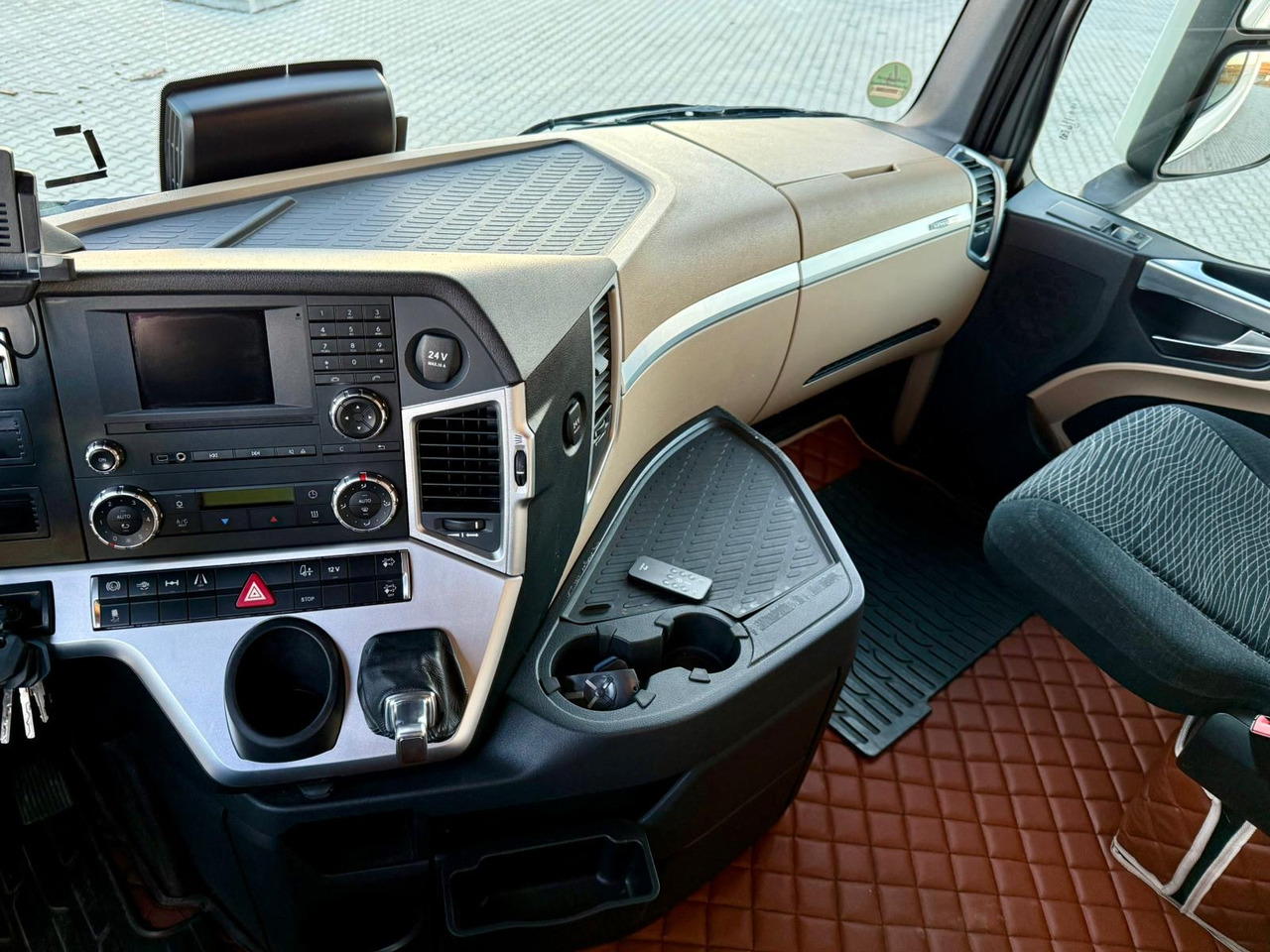 Kølevogn lastbil MERCEDES-BENZ ACTROS 1840 / CHŁODNIA / WINDA / 15 EUROPALET / 6.10 M DŁUGOŚCI / DUŻA KABINA / AUTOMAT / SPROWADZONY / SERWISOWANY / EURO 6: billede 14 Kølevogn lastbil MERCEDES-BENZ ACTROS 1840 / CHŁODNIA / WINDA / 15 EUROPALET / 6.10 M DŁUGOŚCI / DUŻA KABINA / AUTOMAT / SPROWADZONY / SERWISOWANY / EURO 6: billede 14