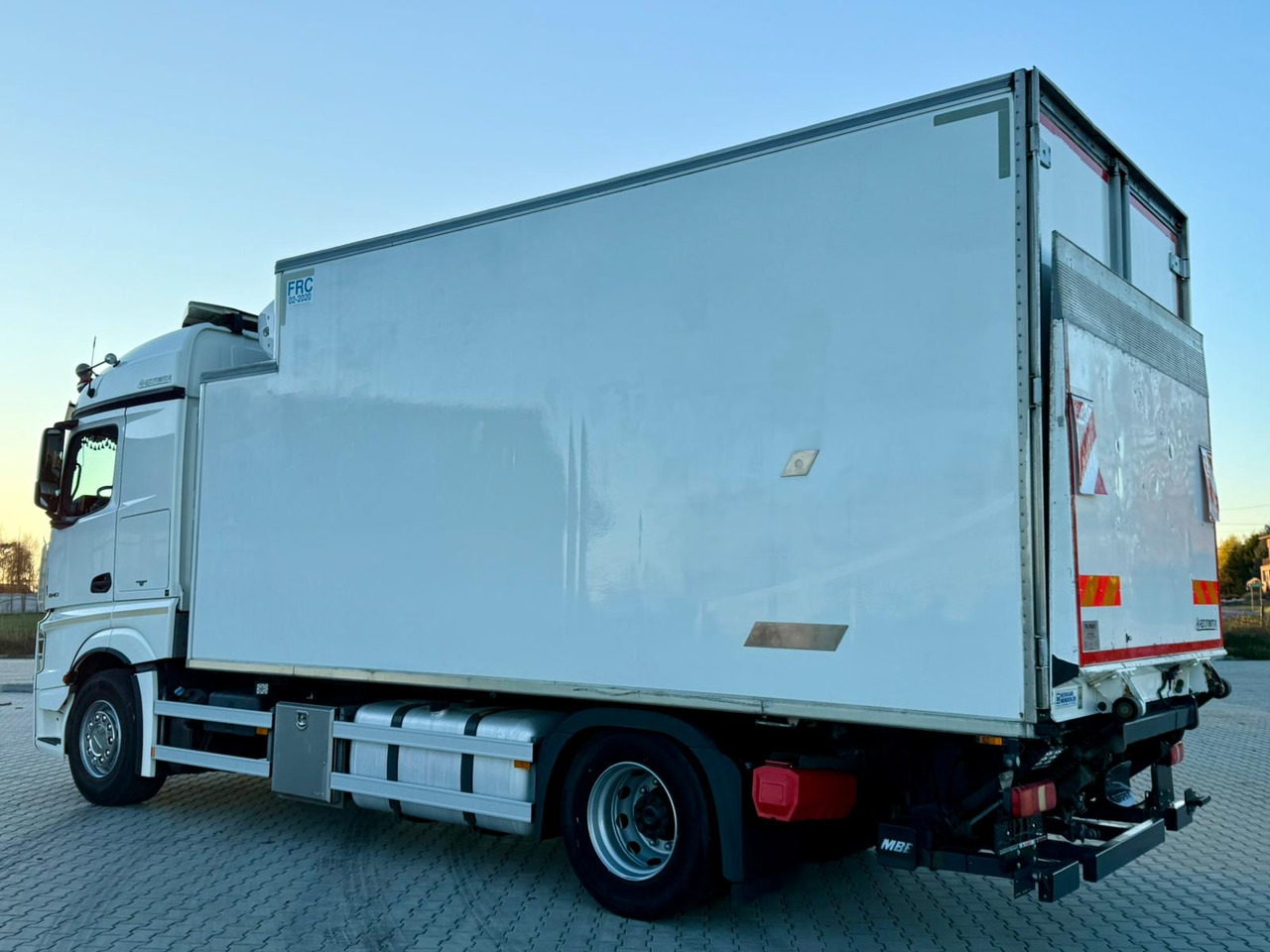 MERCEDES-BENZ ACTROS 1840 / CHŁODNIA / WINDA / 15 EUROPALET / 6.10 M DŁUGOŚCI / DUŻA KABINA / AUTOMAT / SPROWADZONY / SERWISOWANY / EURO 6 - Kølevogn lastbil: billede 4 MERCEDES-BENZ ACTROS 1840 / CHŁODNIA / WINDA / 15 EUROPALET / 6.10 M DŁUGOŚCI / DUŻA KABINA / AUTOMAT / SPROWADZONY / SERWISOWANY / EURO 6 - Kølevogn lastbil: billede 4