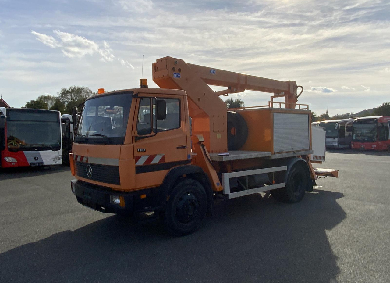 Mercedes-Benz 1117 - Lastbil med mandskabslift: billede 2 Mercedes-Benz 1117 - Lastbil med mandskabslift: billede 2