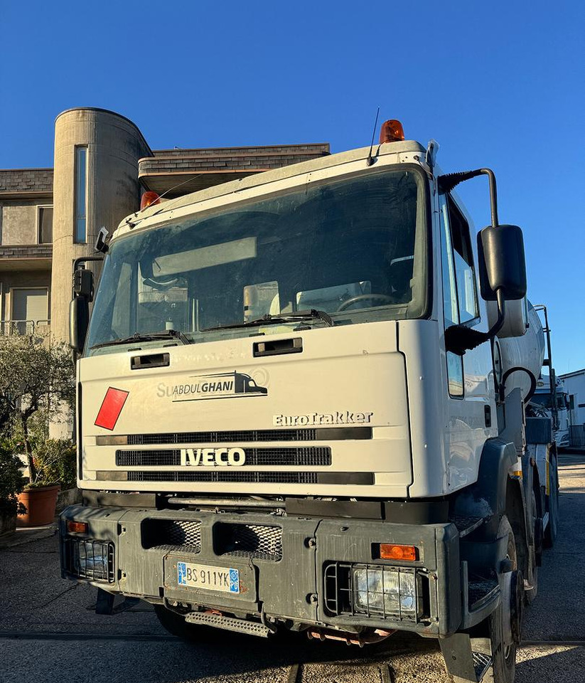 Betonpompa CIFA Iveco Trakker 410E44 - Betonbil med pumpe: billede 2 Betonpompa CIFA Iveco Trakker 410E44 - Betonbil med pumpe: billede 2