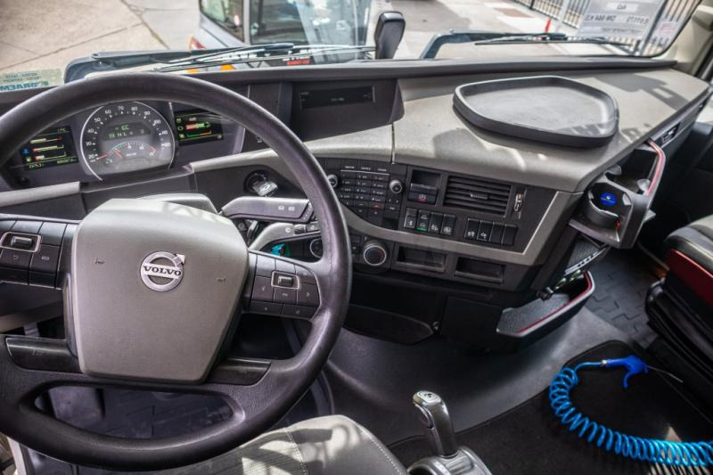 Interior photo 2: Trækker Volvo FH460+E6+Kiphydr.