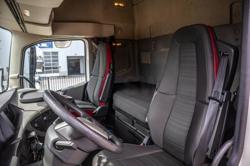 Interior photo 1: Trækker Volvo FH460+E6+Kiphydr.