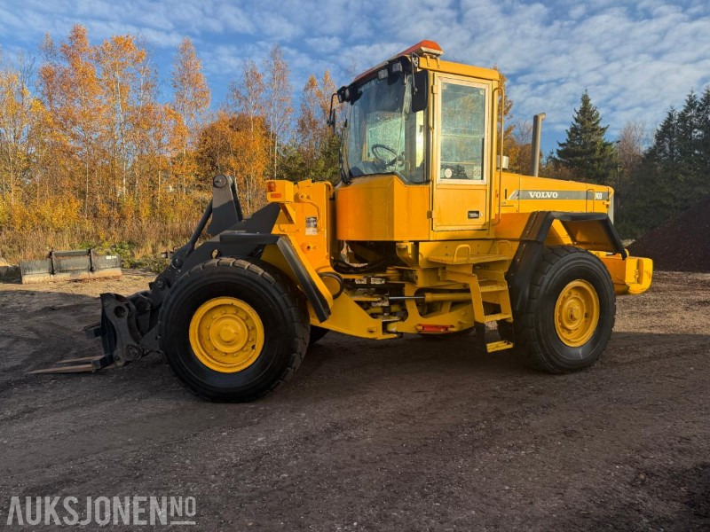 2001 Volvo L90D HJULLASTER SERVICEHISTORIKK 3.FUNKSJON PALLEGAFFEL 12716 TIMER. - Gummihjulslæsser: billede 1 2001 Volvo L90D HJULLASTER SERVICEHISTORIKK 3.FUNKSJON PALLEGAFFEL 12716 TIMER. - Gummihjulslæsser: billede 1