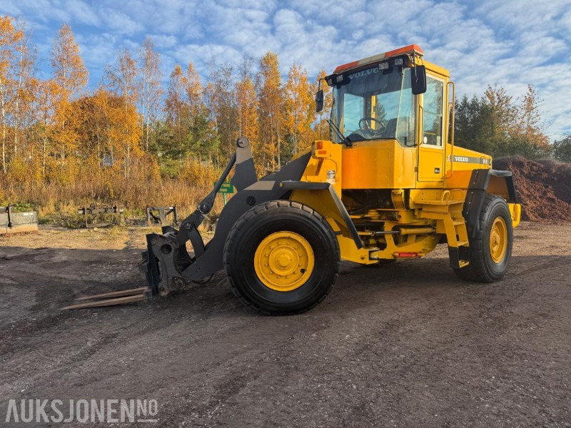 2001 Volvo L90D HJULLASTER SERVICEHISTORIKK 3.FUNKSJON PALLEGAFFEL 12716 TIMER. - Gummihjulslæsser: billede 3 2001 Volvo L90D HJULLASTER SERVICEHISTORIKK 3.FUNKSJON PALLEGAFFEL 12716 TIMER. - Gummihjulslæsser: billede 3