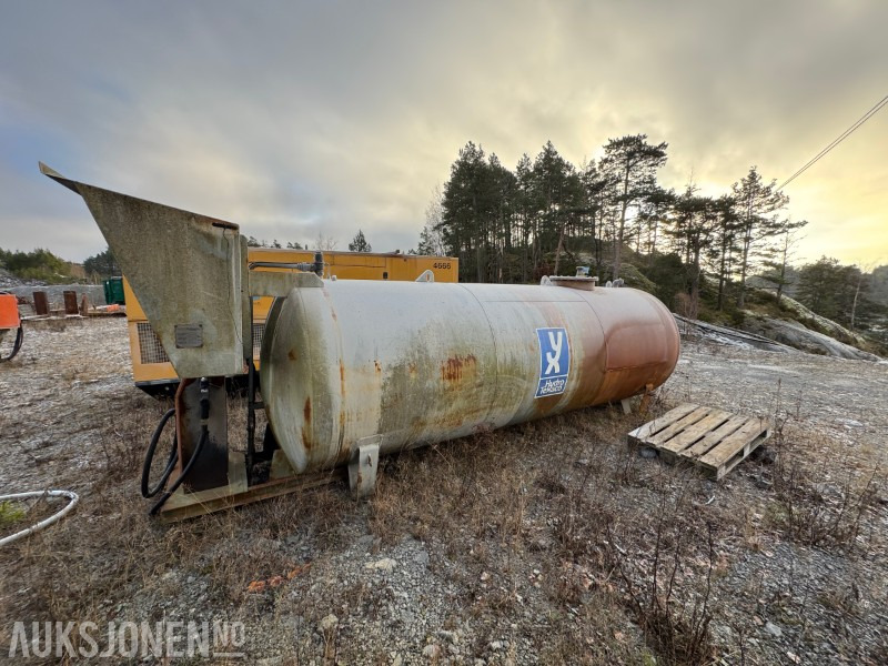 2002 Dieseltank med pumpe - Bygningsudstyr: billede 1 2002 Dieseltank med pumpe - Bygningsudstyr: billede 1