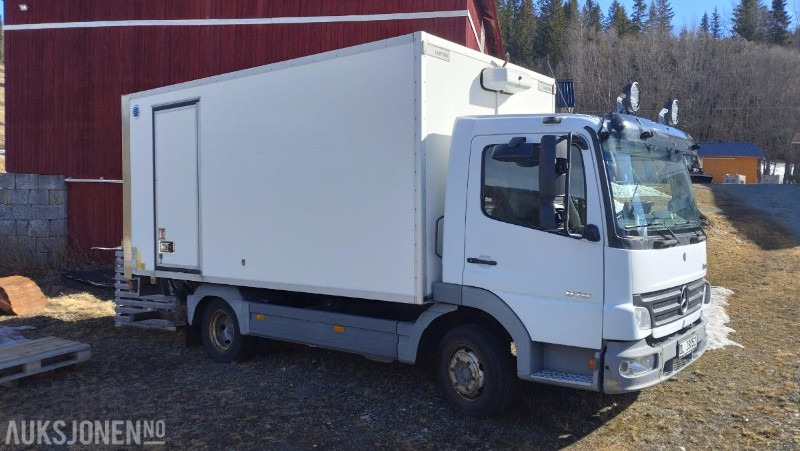 2006 Mercedes-Benz 818/33AT 7,5 skapbil ryggekamera s+v dekk kjetting - Lastbil varevogn: billede 3 2006 Mercedes-Benz 818/33AT 7,5 skapbil ryggekamera s+v dekk kjetting - Lastbil varevogn: billede 3