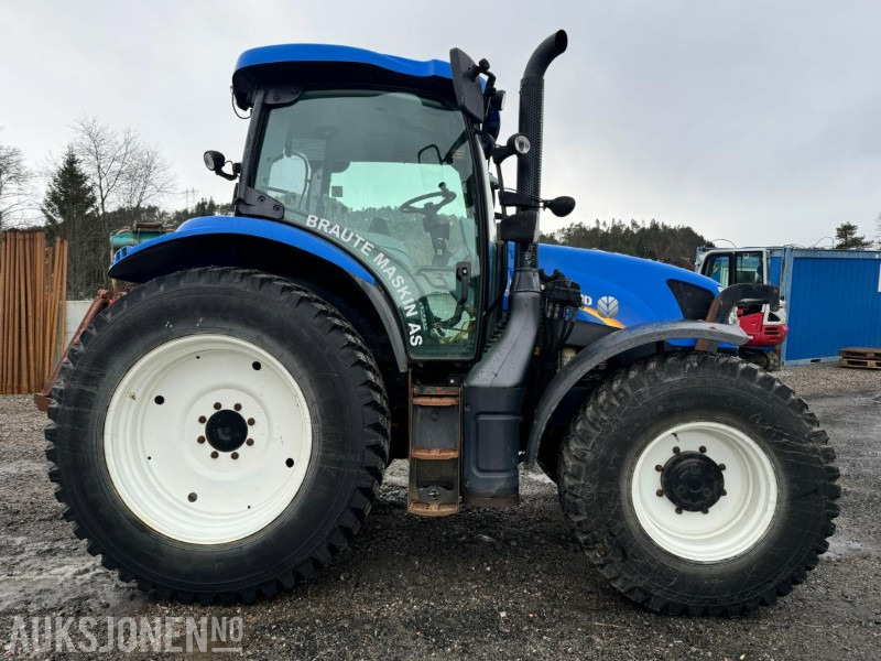 Traktor 2013 New Holland T6.160 - Frontlaster - 1 skuffe - Triangel og toppstag - TRI piggdekk og landbruksdekk: billede 8 Traktor 2013 New Holland T6.160 - Frontlaster - 1 skuffe - Triangel og toppstag - TRI piggdekk og landbruksdekk: billede 8