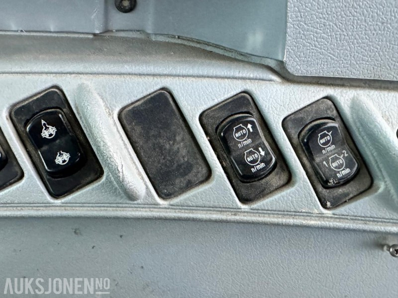 Traktor 2013 New Holland T6.160 - Frontlaster - 1 skuffe - Triangel og toppstag - TRI piggdekk og landbruksdekk: billede 40 Traktor 2013 New Holland T6.160 - Frontlaster - 1 skuffe - Triangel og toppstag - TRI piggdekk og landbruksdekk: billede 40