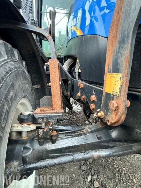 Traktor 2013 New Holland T6.160 - Frontlaster - 1 skuffe - Triangel og toppstag - TRI piggdekk og landbruksdekk: billede 30 Traktor 2013 New Holland T6.160 - Frontlaster - 1 skuffe - Triangel og toppstag - TRI piggdekk og landbruksdekk: billede 30