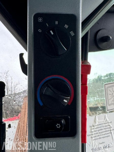 Traktor 2013 New Holland T6.160 - Frontlaster - 1 skuffe - Triangel og toppstag - TRI piggdekk og landbruksdekk: billede 45 Traktor 2013 New Holland T6.160 - Frontlaster - 1 skuffe - Triangel og toppstag - TRI piggdekk og landbruksdekk: billede 45