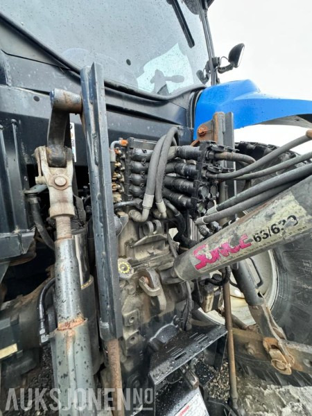 Traktor 2013 New Holland T6.160 - Frontlaster - 1 skuffe - Triangel og toppstag - TRI piggdekk og landbruksdekk: billede 15 Traktor 2013 New Holland T6.160 - Frontlaster - 1 skuffe - Triangel og toppstag - TRI piggdekk og landbruksdekk: billede 15