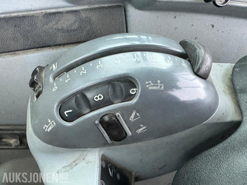 Traktor 2013 New Holland T6.160 - Frontlaster - 1 skuffe - Triangel og toppstag - TRI piggdekk og landbruksdekk: billede 43 Traktor 2013 New Holland T6.160 - Frontlaster - 1 skuffe - Triangel og toppstag - TRI piggdekk og landbruksdekk: billede 43