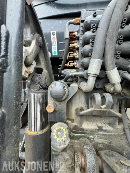 Traktor 2013 New Holland T6.160 - Frontlaster - 1 skuffe - Triangel og toppstag - TRI piggdekk og landbruksdekk: billede 19 Traktor 2013 New Holland T6.160 - Frontlaster - 1 skuffe - Triangel og toppstag - TRI piggdekk og landbruksdekk: billede 19