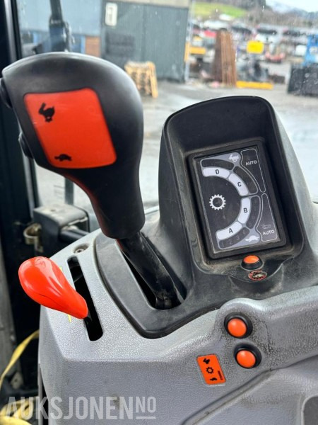 Traktor 2013 New Holland T6.160 - Frontlaster - 1 skuffe - Triangel og toppstag - TRI piggdekk og landbruksdekk: billede 35 Traktor 2013 New Holland T6.160 - Frontlaster - 1 skuffe - Triangel og toppstag - TRI piggdekk og landbruksdekk: billede 35