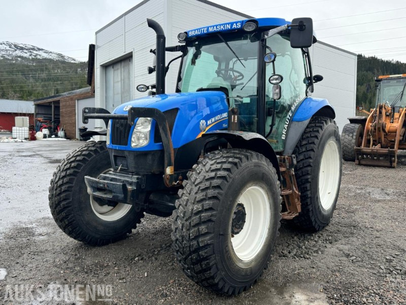 2013 New Holland T6.160 - Frontlaster - 1 skuffe - Triangel og toppstag - TRI piggdekk og landbruksdekk - Traktor: billede 1 2013 New Holland T6.160 - Frontlaster - 1 skuffe - Triangel og toppstag - TRI piggdekk og landbruksdekk - Traktor: billede 1