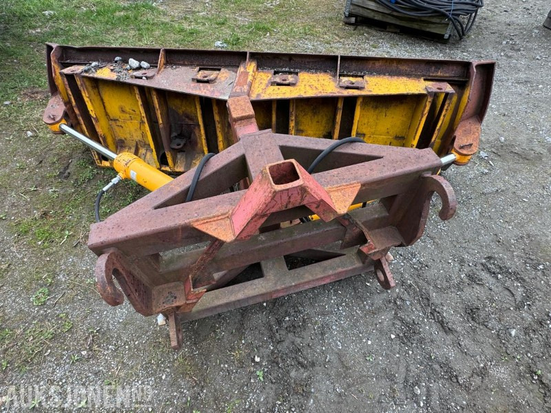 Hydraulisk Brøyteskjær til traktor og hjullaster - bredde 2720 mm - Volvo BM og Triangelfeste - Landbrugsmaskine: billede 4 Hydraulisk Brøyteskjær til traktor og hjullaster - bredde 2720 mm - Volvo BM og Triangelfeste - Landbrugsmaskine: billede 4