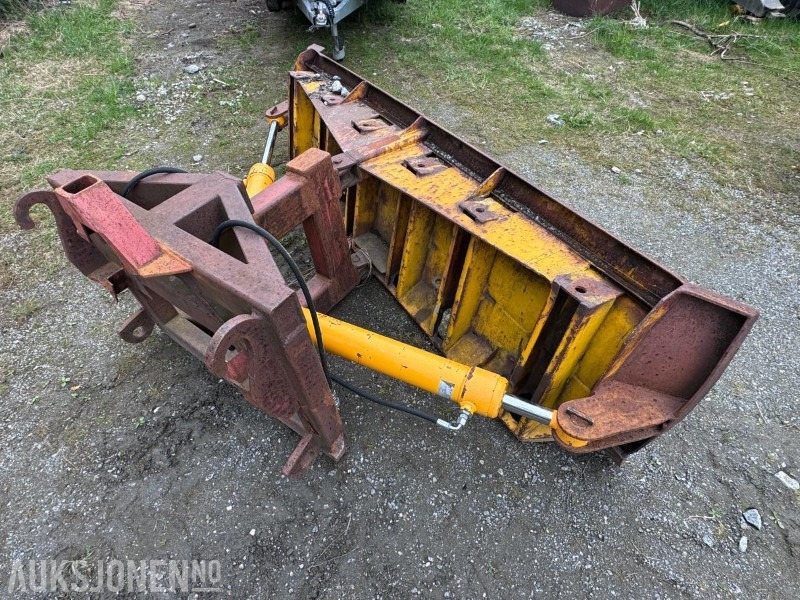 Hydraulisk Brøyteskjær til traktor og hjullaster - bredde 2720 mm - Volvo BM og Triangelfeste - Landbrugsmaskine: billede 1 Hydraulisk Brøyteskjær til traktor og hjullaster - bredde 2720 mm - Volvo BM og Triangelfeste - Landbrugsmaskine: billede 1