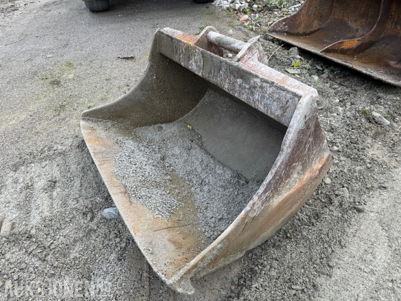 2000 BSM 600 liter pusseskuffe S60 feste, bredde 1450 mm - Udstyr for Entreprenørmaskin: billede 1 2000 BSM 600 liter pusseskuffe S60 feste, bredde 1450 mm - Udstyr for Entreprenørmaskin: billede 1