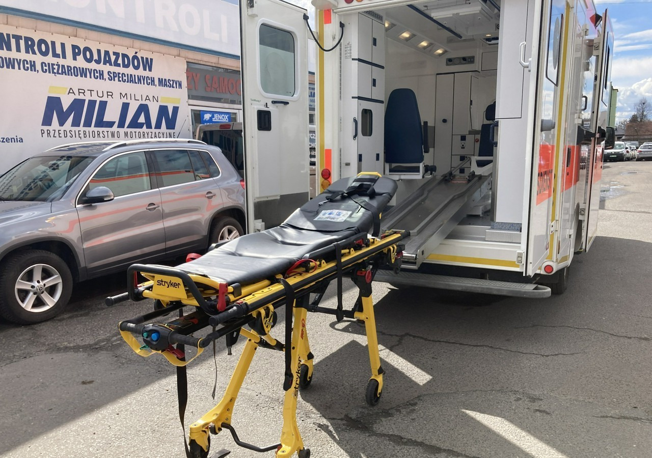 Mercedes-Benz Sprinter Sprinter 519 Karetka 4X4 Ambulans MODEL 2017 - Ambulance: billede 1 Mercedes-Benz Sprinter Sprinter 519 Karetka 4X4 Ambulans MODEL 2017 - Ambulance: billede 1