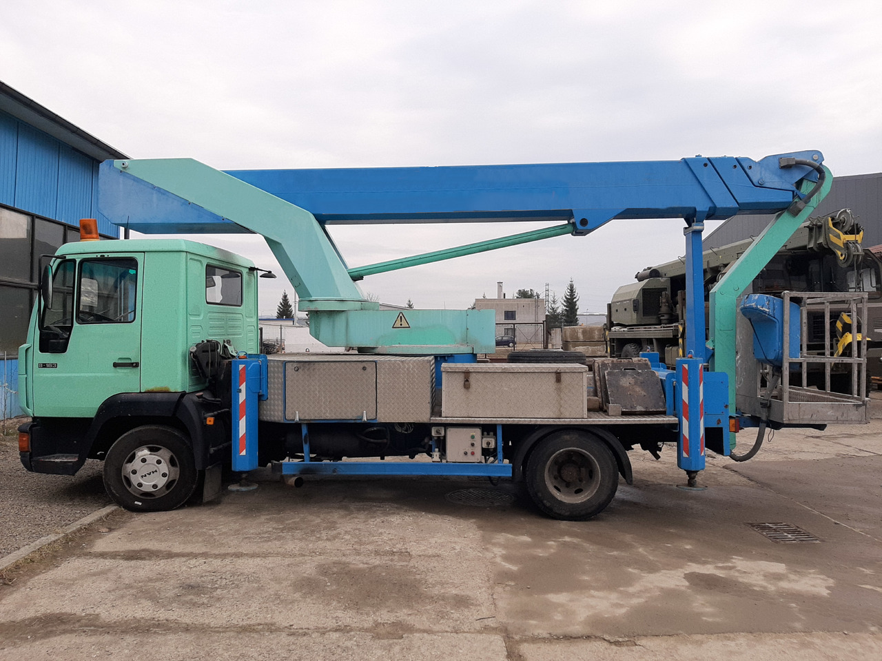 MAN BISON TKA30 - Lastbil med mandskabslift: billede 1 MAN BISON TKA30 - Lastbil med mandskabslift: billede 1