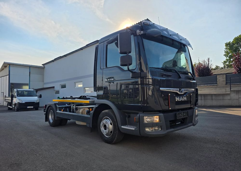 MAN TGL 12.250 nowe urządzenie hakowe SKIBICKI HKS 8/3300 ATEGO / TGM - Lastbil kroghejs: billede 1 MAN TGL 12.250 nowe urządzenie hakowe SKIBICKI HKS 8/3300 ATEGO / TGM - Lastbil kroghejs: billede 1