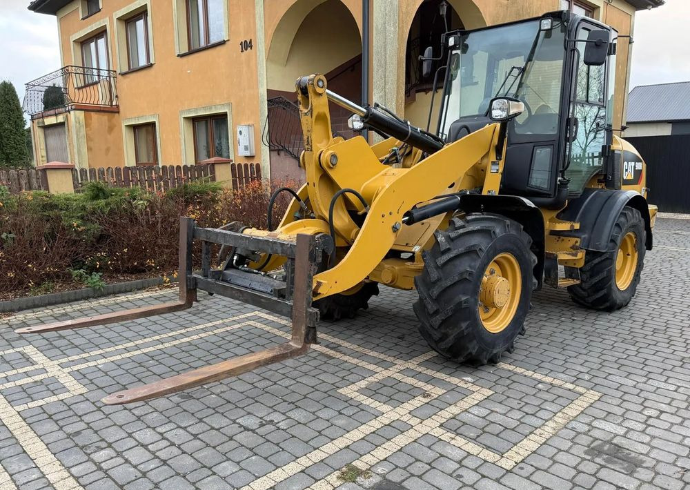 Caterpillar CAT 908M / SPROWADZONA / ŁYŻKA SZCZĘKA + WIDŁY / / 2017R / W ORGINALE / Z NIEMIEC / 1 WŁAŚCICIEL/ - Gummihjulslæsser: billede 4 Caterpillar CAT 908M / SPROWADZONA / ŁYŻKA SZCZĘKA + WIDŁY / / 2017R / W ORGINALE / Z NIEMIEC / 1 WŁAŚCICIEL/ - Gummihjulslæsser: billede 4