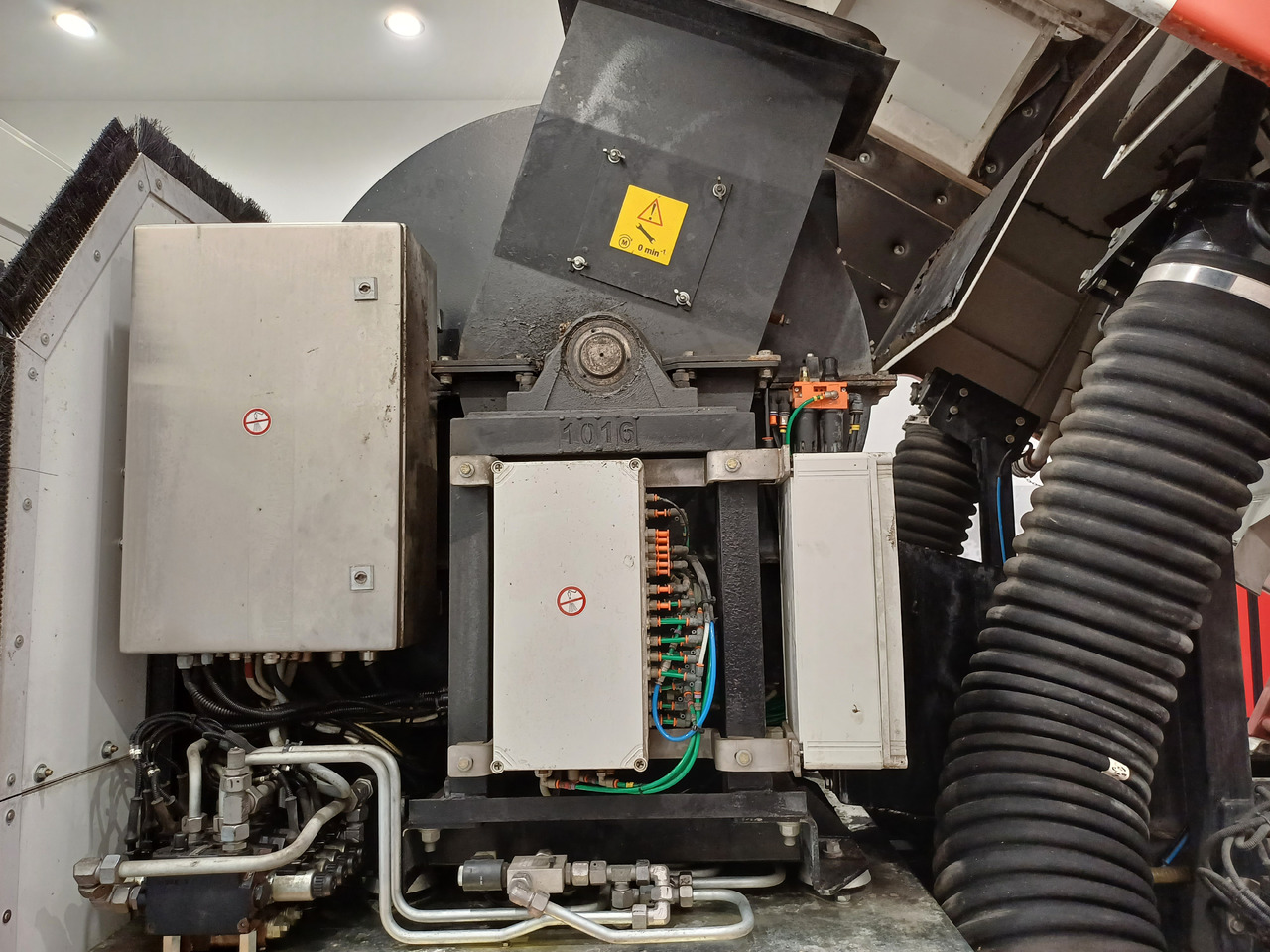 Leje en RENAULT D12 Zamiatarka Kehrmaschine 2 Motoren SEMAT Zoeller Szczotki L/R Euro 6 PM10 2017r RENAULT D12 Zamiatarka Kehrmaschine 2 Motoren SEMAT Zoeller Szczotki L/R Euro 6 PM10 2017r: billede 16