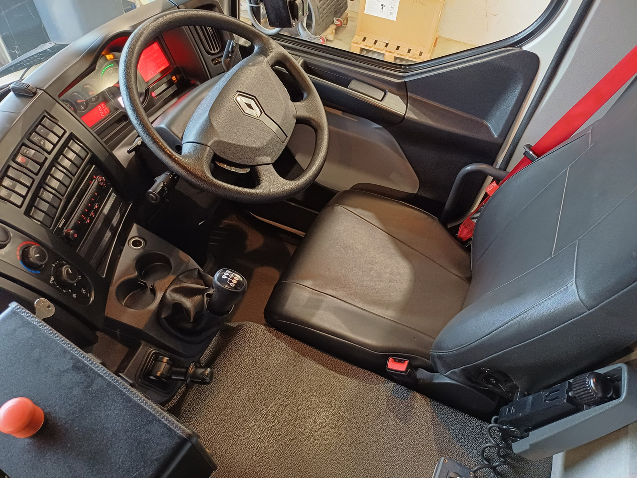 Leje en RENAULT D12 Zamiatarka Kehrmaschine 2 Motoren SEMAT Zoeller Szczotki L/R Euro 6 PM10 2017r RENAULT D12 Zamiatarka Kehrmaschine 2 Motoren SEMAT Zoeller Szczotki L/R Euro 6 PM10 2017r: billede 29