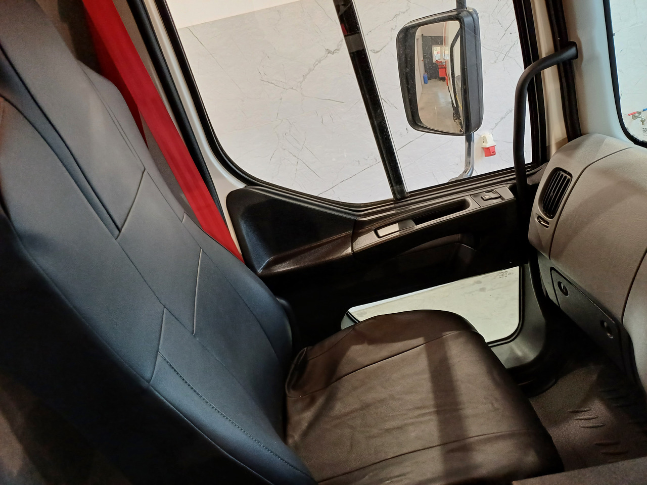 Leje en RENAULT D12 Zamiatarka Kehrmaschine 2 Motoren SEMAT Zoeller Szczotki L/R Euro 6 PM10 2017r RENAULT D12 Zamiatarka Kehrmaschine 2 Motoren SEMAT Zoeller Szczotki L/R Euro 6 PM10 2017r: billede 28