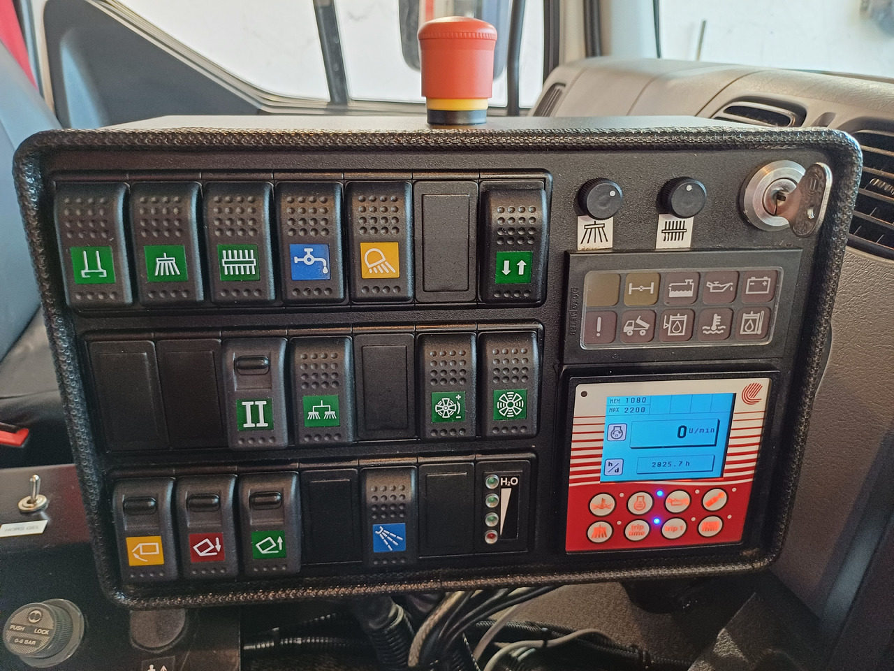 Leje en RENAULT D12 Zamiatarka Kehrmaschine 2 Motoren SEMAT Zoeller Szczotki L/R Euro 6 PM10 2017r RENAULT D12 Zamiatarka Kehrmaschine 2 Motoren SEMAT Zoeller Szczotki L/R Euro 6 PM10 2017r: billede 31