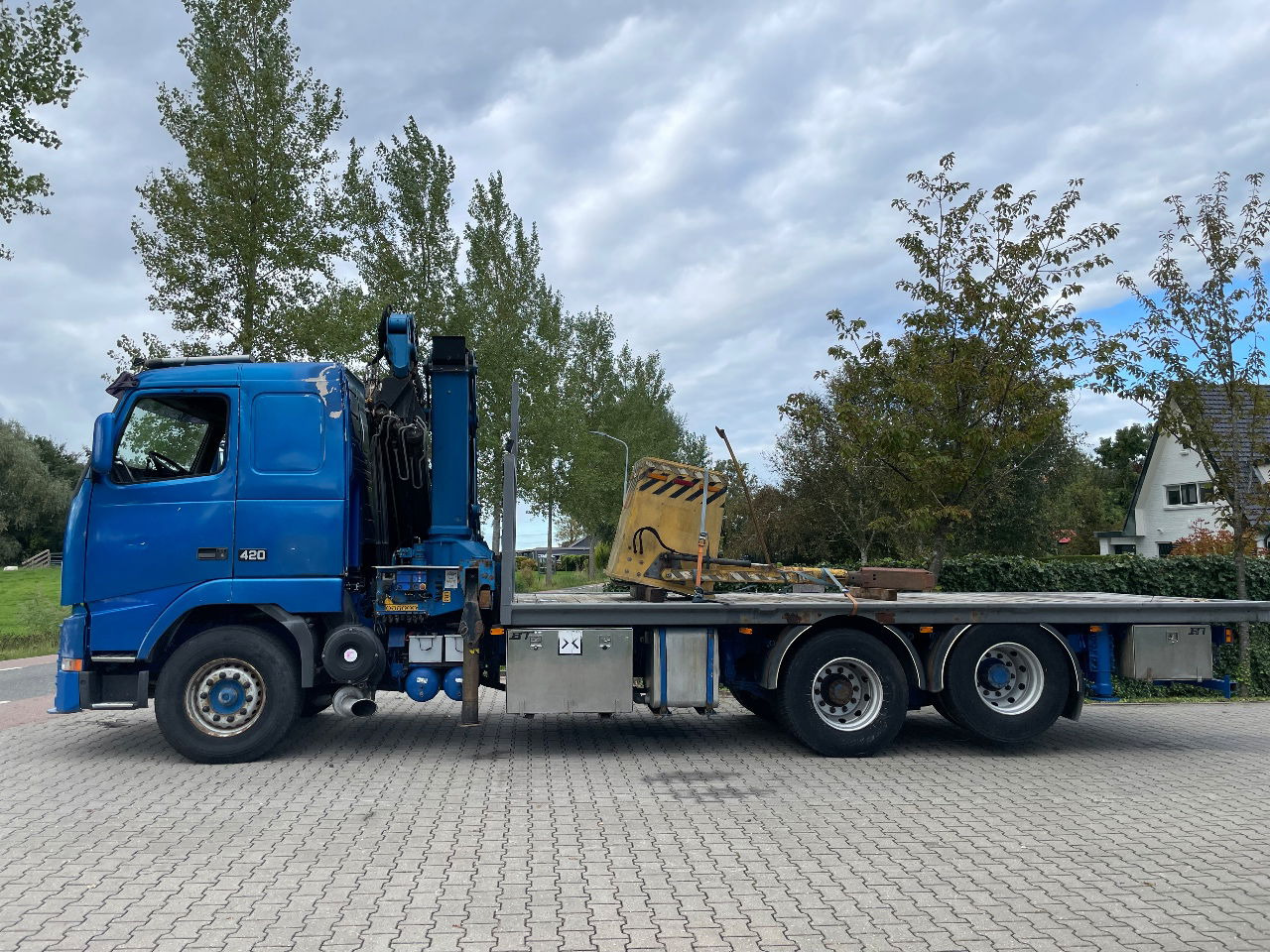 Volvo FH 16 FH16 420 with HMF 2820 crane with jib and front stamps Very Good Condition - Lastbil med kran: billede 2 Volvo FH 16 FH16 420 with HMF 2820 crane with jib and front stamps Very Good Condition - Lastbil med kran: billede 2