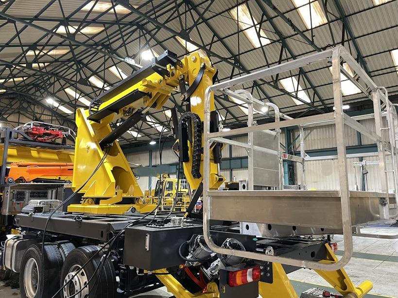 Inbiuro Mercedes Econic - Lastbil med mandskabslift: billede 1 Inbiuro Mercedes Econic - Lastbil med mandskabslift: billede 1