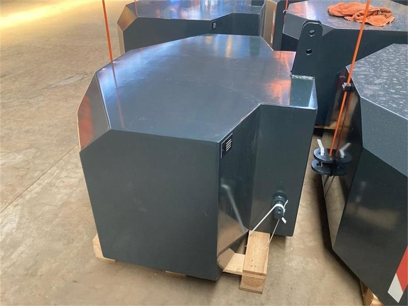 - - - 1800 KG - Vægtklods: billede 2 - - - 1800 KG - Vægtklods: billede 2