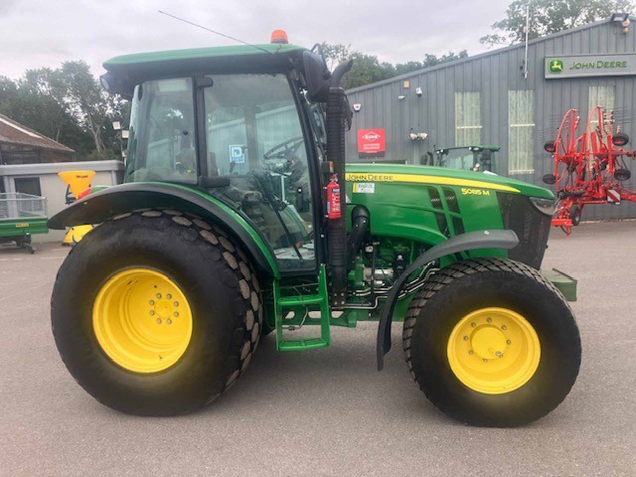 John Deere 5085M - Traktor: billede 5 John Deere 5085M - Traktor: billede 5