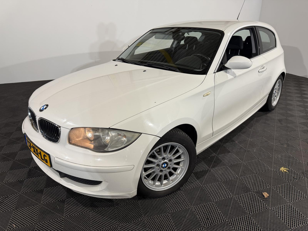BMW | 1-serie | 116i Introduction | 2007 | 332.014 km | 57XXLG | Logisch - Hatchback: billede 1 BMW | 1-serie | 116i Introduction | 2007 | 332.014 km | 57XXLG | Logisch - Hatchback: billede 1