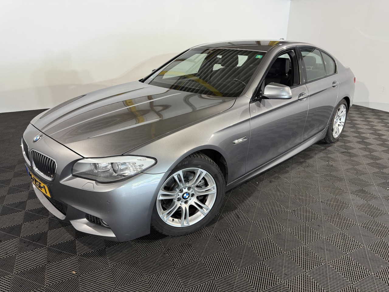 BMW | 5-serie | 520i High Executive | 2013 | 218.545 km | 46ZSF1 | Logisch - Sedan: billede 1 BMW | 5-serie | 520i High Executive | 2013 | 218.545 km | 46ZSF1 | Logisch - Sedan: billede 1