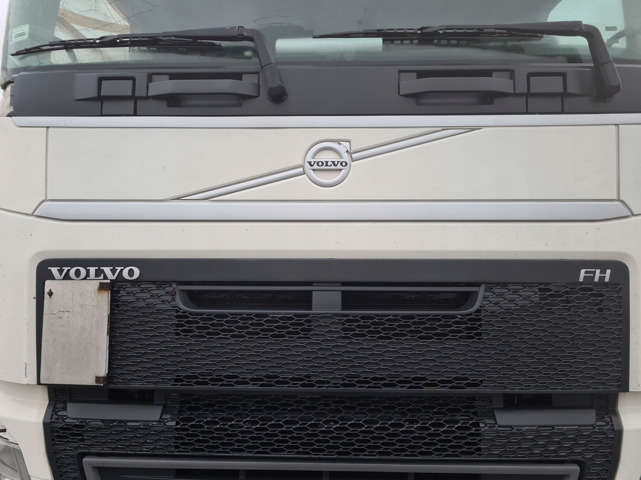 VOLVO MASKA KOMPLETNA GÓRNA ATRAPA KABINY VOLVO FH 4 1108 - Hætte for Lastbil: billede 5 VOLVO MASKA KOMPLETNA GÓRNA ATRAPA KABINY VOLVO FH 4 1108 - Hætte for Lastbil: billede 5