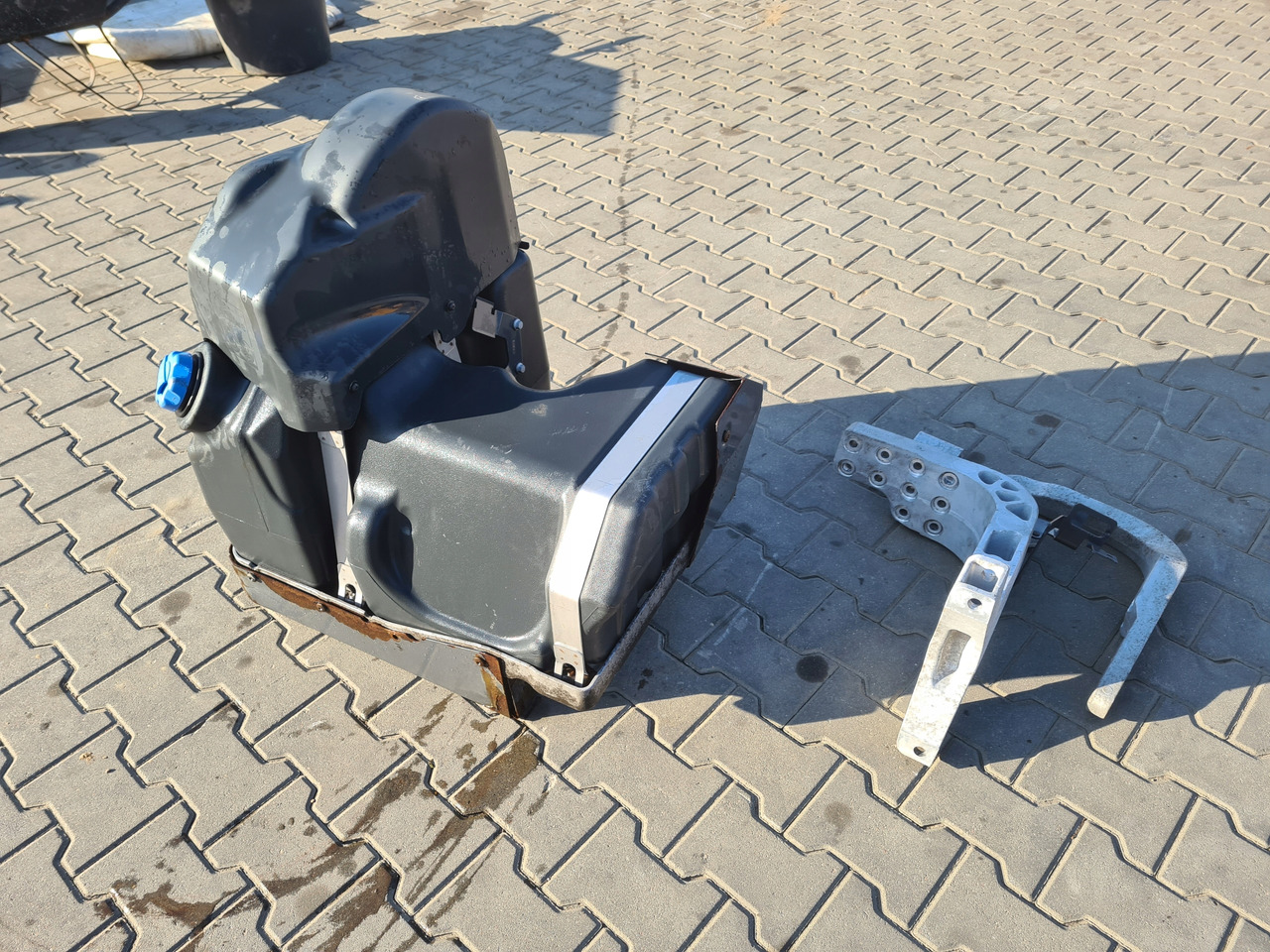 VOLVO ZBIORNIK ADBLUE NA RAMĘ MOCOWANIA RENAULT GAMA T VOLVO FH 4 FM 4 - AdBlue tank for Lastbil: billede 2 VOLVO ZBIORNIK ADBLUE NA RAMĘ MOCOWANIA RENAULT GAMA T VOLVO FH 4 FM 4 - AdBlue tank for Lastbil: billede 2