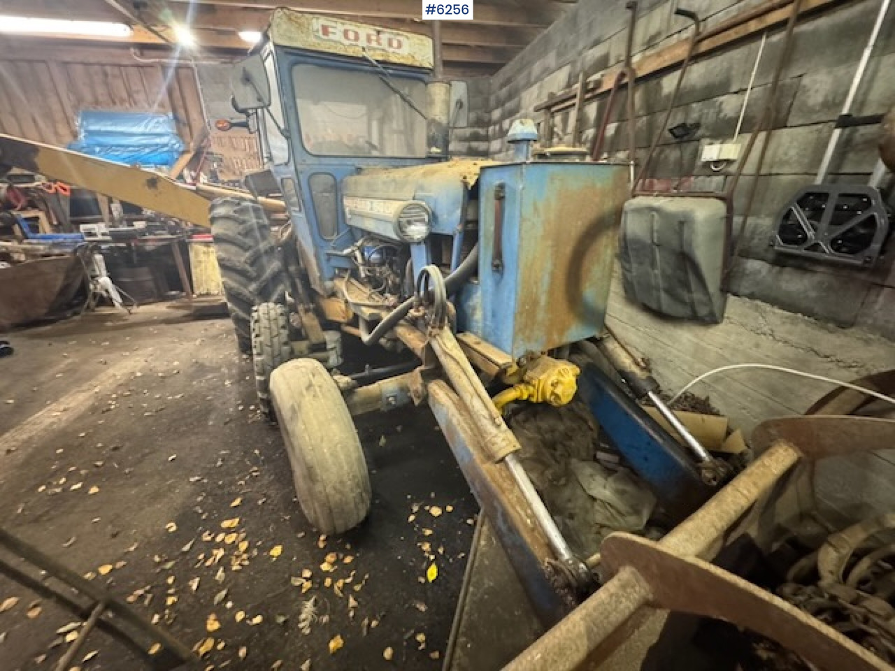 1968 Ford 5000 w/ digger, front cutter and 3 buckets! - Traktor: billede 4 1968 Ford 5000 w/ digger, front cutter and 3 buckets! - Traktor: billede 4