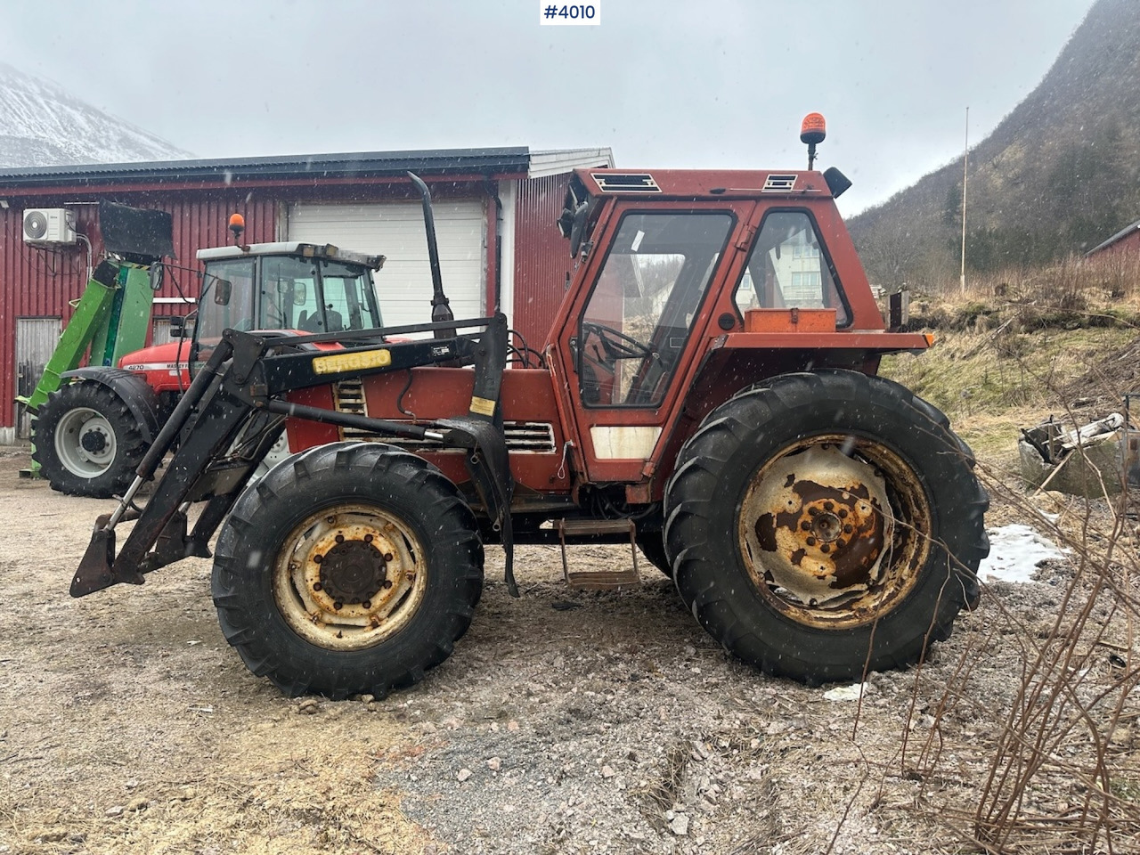 Traktor 1982 Fiat 780 DT w/ front loader, snow shovel, chains, top link, triangle and extra set of twin wheels.: billede 7