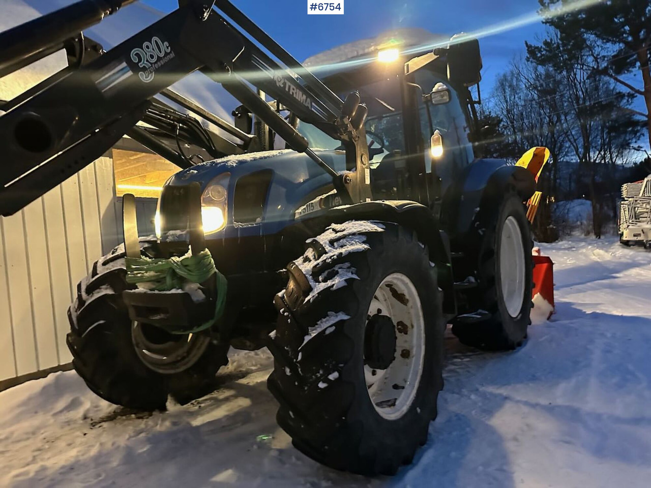 2004 New Holland TS115A 4x4 w/ Front loader, bucket, grading bucket and snow blower. - Traktor: billede 3 2004 New Holland TS115A 4x4 w/ Front loader, bucket, grading bucket and snow blower. - Traktor: billede 3