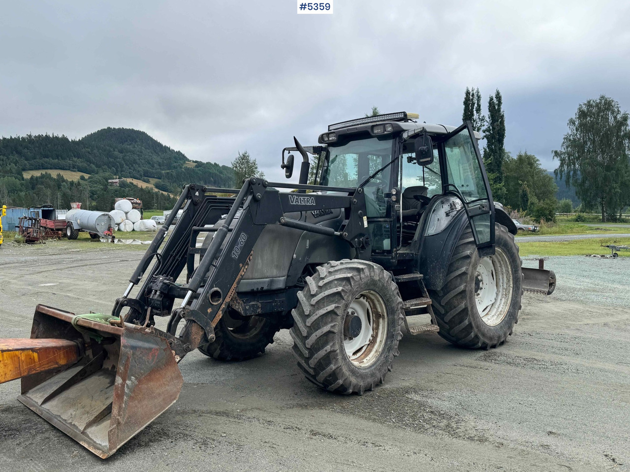2004 Valtra M120-4 w/ loader and bucket - Traktor: billede 1 2004 Valtra M120-4 w/ loader and bucket - Traktor: billede 1