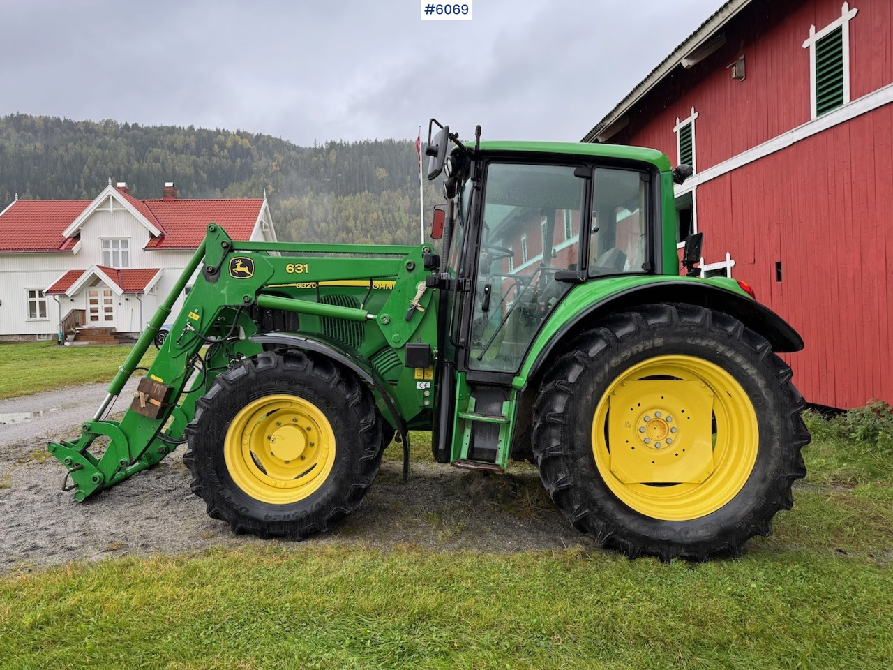 2006 John Deere 6320 w/ front loader, bucket, grapple, pallet fork and chains. Low hours!! - Traktor: billede 1 2006 John Deere 6320 w/ front loader, bucket, grapple, pallet fork and chains. Low hours!! - Traktor: billede 1