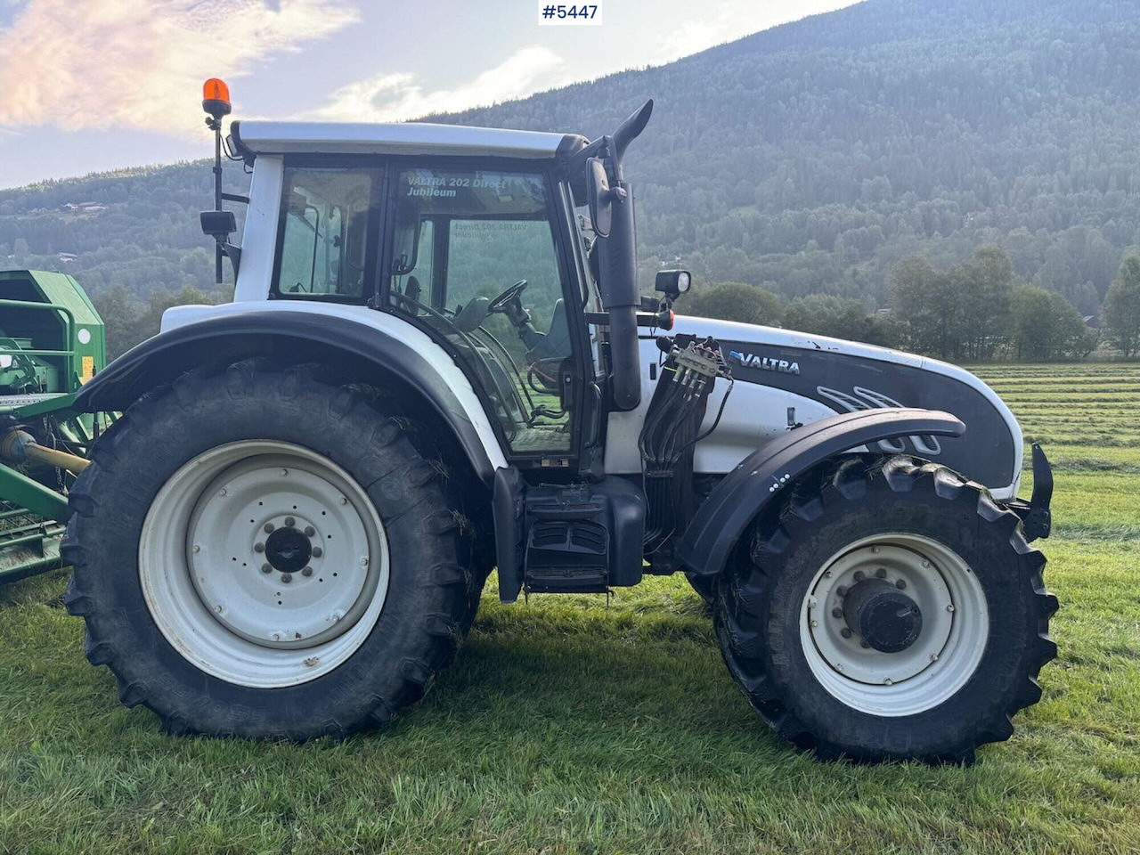 2009 Valtra T202 w/ loader - Traktor: billede 2 2009 Valtra T202 w/ loader - Traktor: billede 2